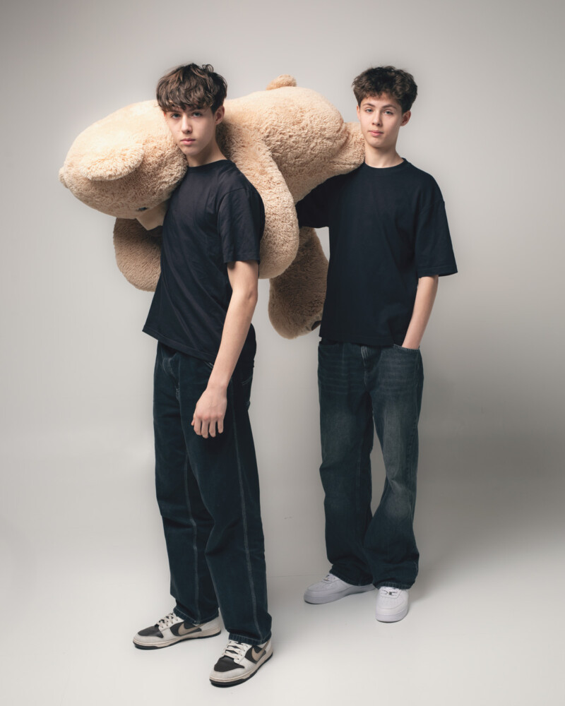 Anders og Jakob med bamse